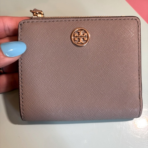 Tory Burch McGraw Wallet Gray NWOT - Picture 1 of 5